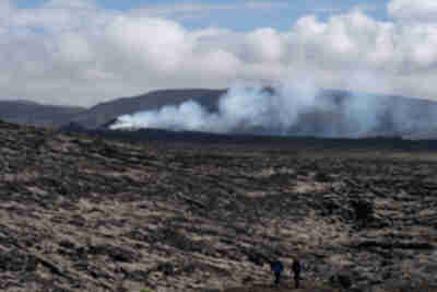 Looking at the active volcano in the Sundhnúkur crater row